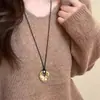 Colar Pingente de Metal Vazado Abstrato para Mulheres, Corrente Longa de Suéter com Cordão de Couro Fashion Minimalista, Acessório de Nicho de Luxo Leve