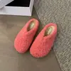 Elegantes y modernas pantuflas de peluche para mujer, colección otoño 2026, diseñadas para usar en exteriores, con un diseño de mule de punta cerrada, que proporcionan calidez y resistencia al deslizamiento, y ofrecen un diseño cómodo, fácil de poner