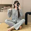 Nuevo Conjunto de Hogar Otoñal para Mujer Blanco Estampado de Moño Pequeño Cuello Redondo Cárdigan Manga Larga Pantalón Largo Dulce Pijama Conjunto de Dos Piezas