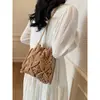 Bolso de paja tejida para mujer, nueva tendencia de moda 2025, diseño de nicho, bandolera tipo cubo, bolso de playa para todo tipo de combinaciones.