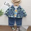Nuevo Conjunto de Tres Piezas para Niños: Chaqueta de Mezclilla a Cuadros con Bloques de Color, Cuello Campana, Abertura Frontal y Pantalones de Mezclilla. Venta al por mayor directamente del fabricante