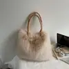 Bolsa de Pelúcia para Mulheres, Bolsa de Ombro Versátil, Grande Capacidade, Adequada para Trabalho e Deslocamento, Toque de Luxo, Bolsa de Mão Lisa