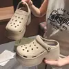 2026 Nuevos Zapatos con Agujeros para Mujer Verano Tacón Alto Exteriores Suela Gruesa Antideslizantes Sensación de Pisar Caca Sandalias de Punta Cerrada para Playa Mujeres