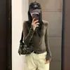 Camiseta de manga larga color verde militar estilo coreano para mujer, perfecta para principios de otoño como capa base, ofreciendo un look sofisticado y único con un corte ajustado.