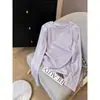 Camiseta de manga larga con cuello redondo para mujer, con un favorecedor diseño en los hombros, hecha de tela fina de color lila claro, perfecta para el otoño de 2026