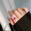 Anillo de esmeralda simulada de moda simple de lujo ligero, engastado con diamante de alto carbono, corindón rojo rectangular, temperamento degradado, anillo para mujer