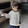 Sudadera de rayas para niño para primavera y otoño, jersey patchwork estilo coreano para niños, nuevo modelo 2026, top de manga raglán para niño pequeño