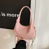 Bolsa transversal feminina em couro laqueado com design exclusivo, estilo coreano, modelo 2025. Ideal para usar na mão ou no braço. Perfeita para ocasiões especiais.