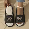Novas pantufas de moda transfronteiriça europeia e americana com laço e sola grossa para mulheres, pantufas de algodão felpudo para casa com pelo longo