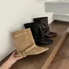 Botas de Calça com Salto Grosso e Bico Quadrado Pretas Femininas 2026 Outono/Inverno Novas Botas de Cavaleiro com Fivela Retro Botas Curtas para Viagem de Férias