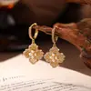 Exquisitos aretes calados de zirconia y perla, un accesorio ligero y de moda para mujer, versátiles y fáciles de combinar, con diseño de pétalo, y que ofrecen un look único y elegante.