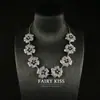 Collar de moda vintage, cobre exquisito con acabado encerado y diseño de flor de circonita cúbica, colección de otoño, joyería elegante estilo corto, accesorio de metal