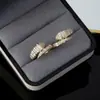 2025 Nuevos Pendientes de Zirconia Incrustada en Oro Real de 18K con Recubrimiento de Cobre Pendientes de Serpiente Pendientes Versátiles de Nicho para Mujer Pendientes para el Trabajo Joyería