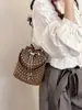 Bolsa Saco Popular Europeia e Americana com Rebites Novo Estilo 2026 Tendência Temperamento Casual Outono Grande Capacidade Ombro Único Bolsa Feminina