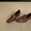 Mocassins retrô de bico quadrado e salto grosso para mulheres, nova coleção outono 2026, sapatilhas estilosas de calçar com detalhes de fivela