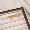 Brincos Geométricos Simples em Forma de Coração Banhados a Ouro 18K para Mulheres, Modernos em Aço Inoxidável Incrustados com Pérolas, Brincos Elegantes, Novo Estilo