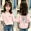 Camiseta infantil de manga longa listrada em patchwork, novo estilo primavera/outono, design de desenho animado, para crianças de tamanho médio e grande, casual, corte solto, algodão puro, top de gola redonda