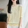 Cardigã de gola redonda em Lyocell Tencel com design único e textura intrincada de bordado floral tridimensional, versátil e estiloso para primavera e verão