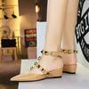 Sandalias de Punta Aguda Estilo Cuña 599-19 para Mujer, Diseño Clásico con Remaches, Correa de Hebilla de una Sola Línea, Puntera Cómoda y Zapatos con Talón Hueco