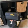 Bolsa Quadrada Pequena Fashion com Fivela de Travamento, Nova Bolsa de Mão, Bolsa Kelly Simples e Elegante, Bolsa de Mão e Bolsa Transversal de Nicho de Alta Qualidade