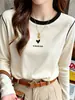 Camiseta feminina de algodão puro, gola redonda, manga longa, com blocos de cor, corte reto, apresentando um design único e estiloso, perfeita como uma camada base fashion para o outono.