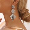 E12939 Pendientes de personalidad sencilla europeos y americanos, diseño irregular largo, forma de abanico plegable, pendientes triangulares versátiles