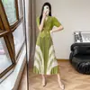 Vestido com Gola Plissada Estilo Miyake para Mulheres 2026 Novo Estilo Afunilamento na Cintura Emagrecedor Verde Oliva Estampado Plissado Longo Tendência