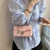 Nova Bolsa Feminina Pequena Quadrada com Padrão de Treliça e Corrente, Bolsa Transversal de Ombro Estilosa Estilo Fragrância para o Verão 2026