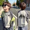 Camiseta de manga larga para niño de algodón puro con bloques de color, capa base para primavera/otoño, nuevo top raglán estampado elegante y versátil para niños