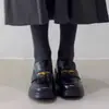 Mocassins retrô de couro estilo britânico com fivelas douradas, sapatos casuais femininos de couro slip-on com sola grossa, versáteis sapatos casuais de salto grosso