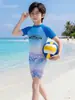 Roupa de Banho Infantil para Meninos, Maiô de Duas Peças para Crianças Maiores, Novo Modelo 2026, Design de Letras e Desenhos Animados, Secagem Rápida, Proteção Solar, Roupa de Banho de Manga Curta