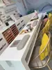 Mesa de Trabajo para Manicura de Superficie Plana Blanca Individual/Doble de Moda con Lámpara de Pinza Estilo Japonés y Ranura para Aspiradora