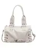 Bolso de hombro moderno y genial estilo motero con remaches para mujer, nuevo bolso de mano de moda 2026, elegante bolso tipo almohada con un toque de alta gama, bolso cruzado