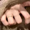 Anillo de esmalte color crema con goteo y circonita cúbica para mujer, con un diseño minimalista y versátil con un toque de lujo discreto y una estética única y de nicho, perfecto para el dedo índice
