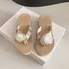 Chanclas de cuña estilo hada para mujer 2025 Verano Nueva Moda Flor de paja Suela gruesa Casual Vacaciones Zapatos de playa