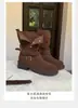 Em Estoque, Aumento de Altura de 5,5cm~ Botas Curtas de Camurça com Plataforma e Salto Grosso Melard com Tira de Fivela para Mulheres, Outono