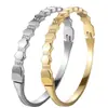 Pulseira de Aço Inoxidável Nova Transfronteiriça 2025 Banhada a Ouro 18K Real, Borda Estreita Incrustada com Titânio e Zircônio, Joia de Mão com Design de Fivela