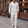 Moda Masculina Outono/Inverno 2026: Camisa Polo Jacquard de Cor Sólida e Calça Longa com Bolso e Cordão para Homem