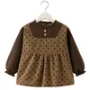 Bata infantil, babador de bebê para comer, avental, estilo princesa para menina, impermeável e resistente a manchas, moderno para outono e inverno, vestir ao contrário para bebês e crianças pequenas