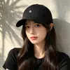 Nueva Gorra de Béisbol Versátil Estilo Coreano Simple con Bordado de Personajes para Mujer Viajes al Aire Libre de Principios de Otoño Gorra Plana Versátil para Hombre