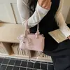 2026 Nova Bolsa Quadrada Pequena Estilo Coreano com Laço e Pingente de Pérola para Mulheres, Bolsa Transversal Fashion Versátil, Nicho de Luxo