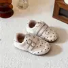 Outono de 2026 Sapatos Casuais com Velcro Estilo Mary Jane Baixo de Bolinhas Versão Coreana para Meninas Estudantes e Bebês