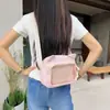 Bolsa Ita de Lona Estilo Japonês Outono 2026 Grande Capacidade Ombro Único Transversal Bolsa com Insígnias Bidimensionais Bolsa de Mão para Comute de Estudante