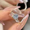 Anel de Prata Esterlina S925 com Moissanita de Um Quilate, Aro Fino Simples com Fileira de Diamantes, Anel de Pedida e Noivado, Joia Elegante de Luxo Leve