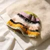 Pelúcia de pelo de coelho, listrado color-block, chapéu de pescador de tricô feito à mão para mulheres, outono e inverno, quente, novo, afina o rosto, chapéu bucket moderno