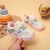Sapatos para Andador de Bebê Estilo Primavera/Verão 2026 Sapatos Infantis Versáteis e da Moda Solado Macio Sapatos Funcionais para Crianças Pequenas Sapatos Casuais Respiráveis