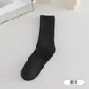 [Dropshipping] Calcetines de media pantorrilla para mujer, calcetines largos transpirables de estilo deportivo a rayas verticales finas para otoño e invierno, primavera y verano