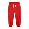 Nova Calça Jogger de Moletom Infantil Outono Estilo Europeu e Americano 2026 Cor Sólida Versão Lisa para Crianças Maiores Calça Longa de Felpa Calça Esportiva