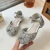 Sapatos de Cristal para Meninas Verão 2026 Novos Sapatos de Couro de Princesa para Crianças para Vestidos Solado Macio Elegantes Salto Alto Meninas