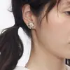 Pendientes de botón de margarita con diseño único de nicho, estilo de lujo ligero, pendientes versátiles y de alta gama de colores esmaltados